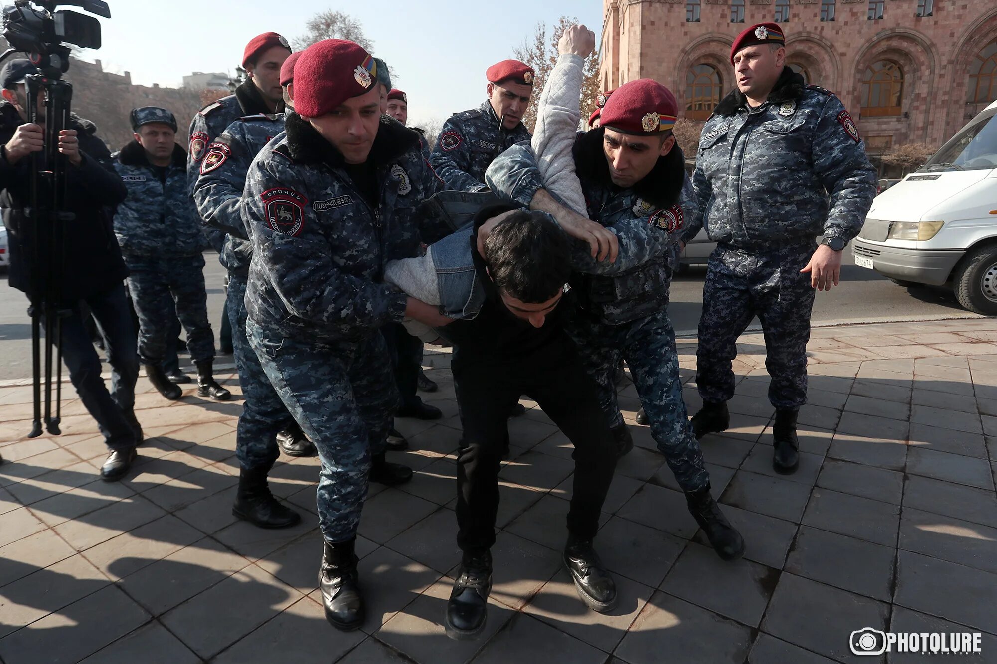 Массовые аресты. Полиция Армении. Полиция Еревана. Армянская полиция задержала.