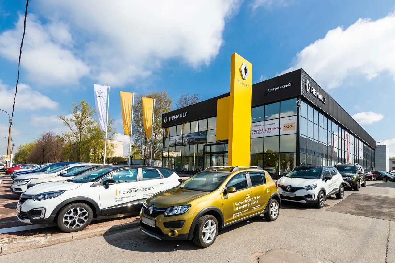 Renault выходит. Петровский Автоцентр Рено СПБ. Рено дилер Руставели. Петровский Рено Москва. Петровский Автоцентр Руставели.