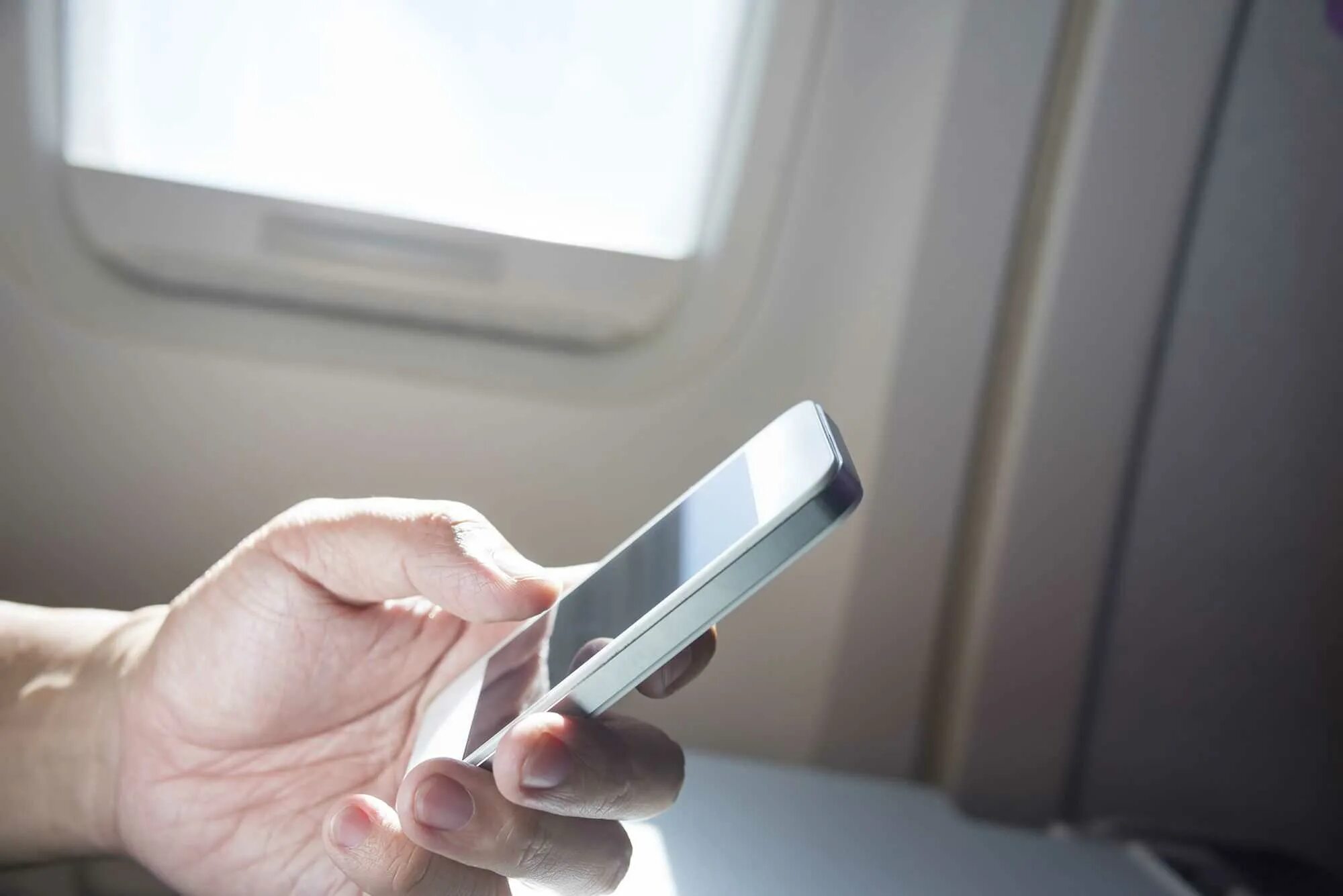 Можно будет использовать телефон. Телефон в самолете. В самолёте с мобильным телефоном. Выключить телефон в самолете. Камера телефона в самолете.