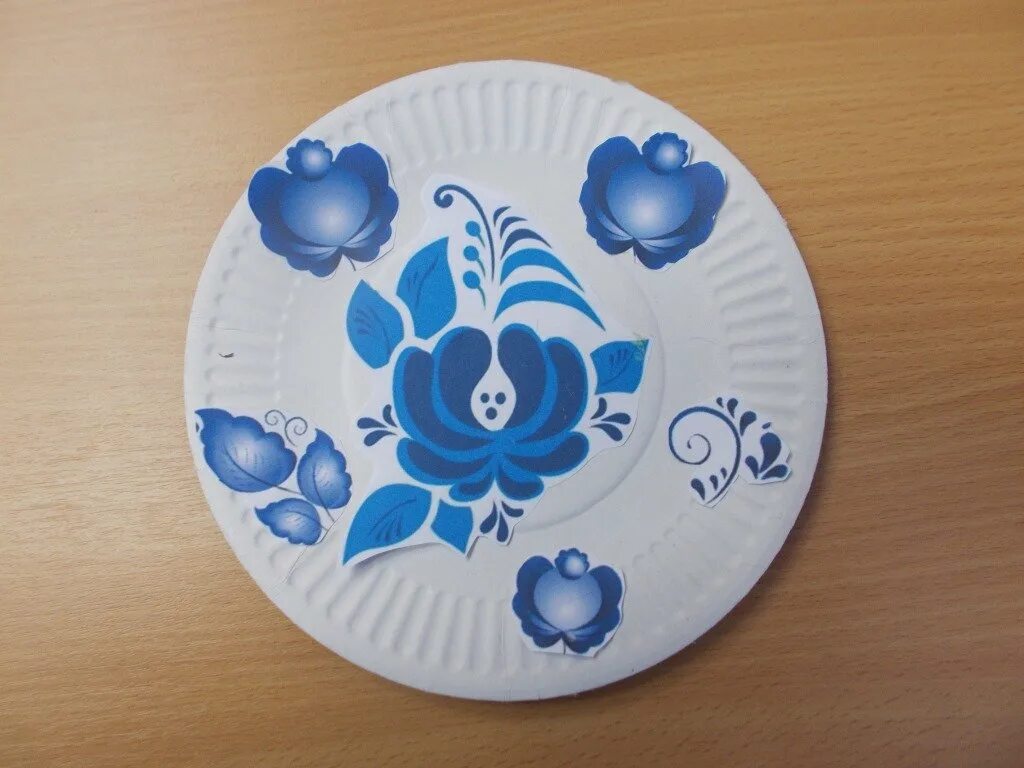 Гжель тарелочка роспись. Тарелка изо. Роспись тарелок для детей. Тарелка расписанная гжелью. Роспись тарелки гжель 5 класс.