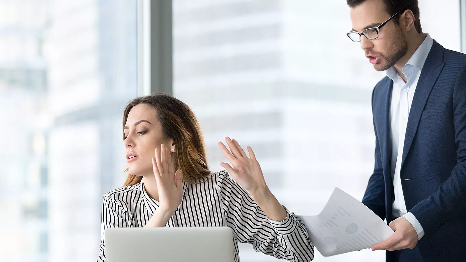 Человек показывает ладонь. Человек показывает нет. Человек отказывается. Начальник отказывает. Человек отвлекается от работы.