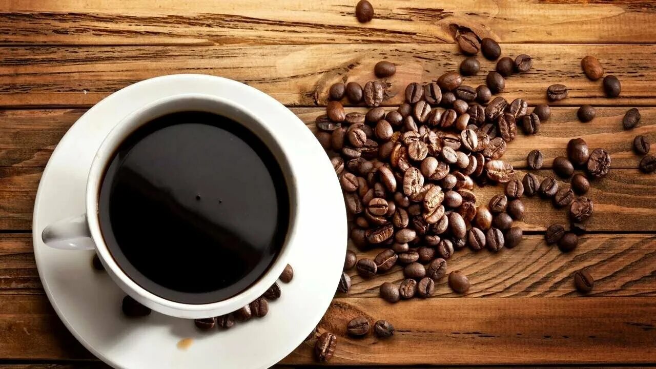 Ароматный кофе в зернах. Чашка кофе. Красивый кофе. "На чашечку кофе…?!". Чашка кофе с зернами.