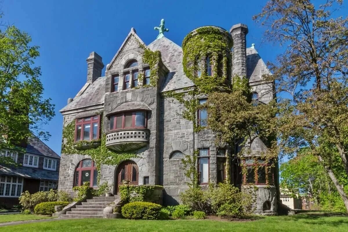 Дом в конце слева. Коттедж в лесу. Дом миссисипи одноэтажный. Дом в конце слева. Одноэтажные дома в стиле ранчо в сша.