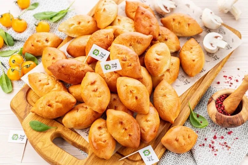 курник заливной с курицей и картошкой. выпечка. пирожок с картофелем и грибами. маленькие пирожки для фуршета. пирог с мясом и картошкой в духовке.