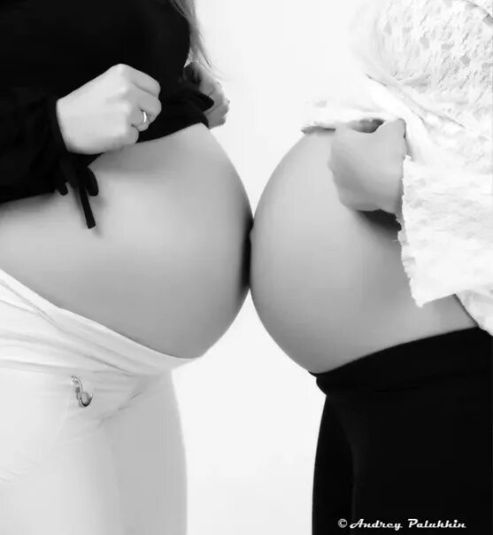 Вторая беременность девочкой. Фотосессия двух беременных. Фотосессия двух беременных подруг. Фотосессия беременных подружек. Две беременные девушки.