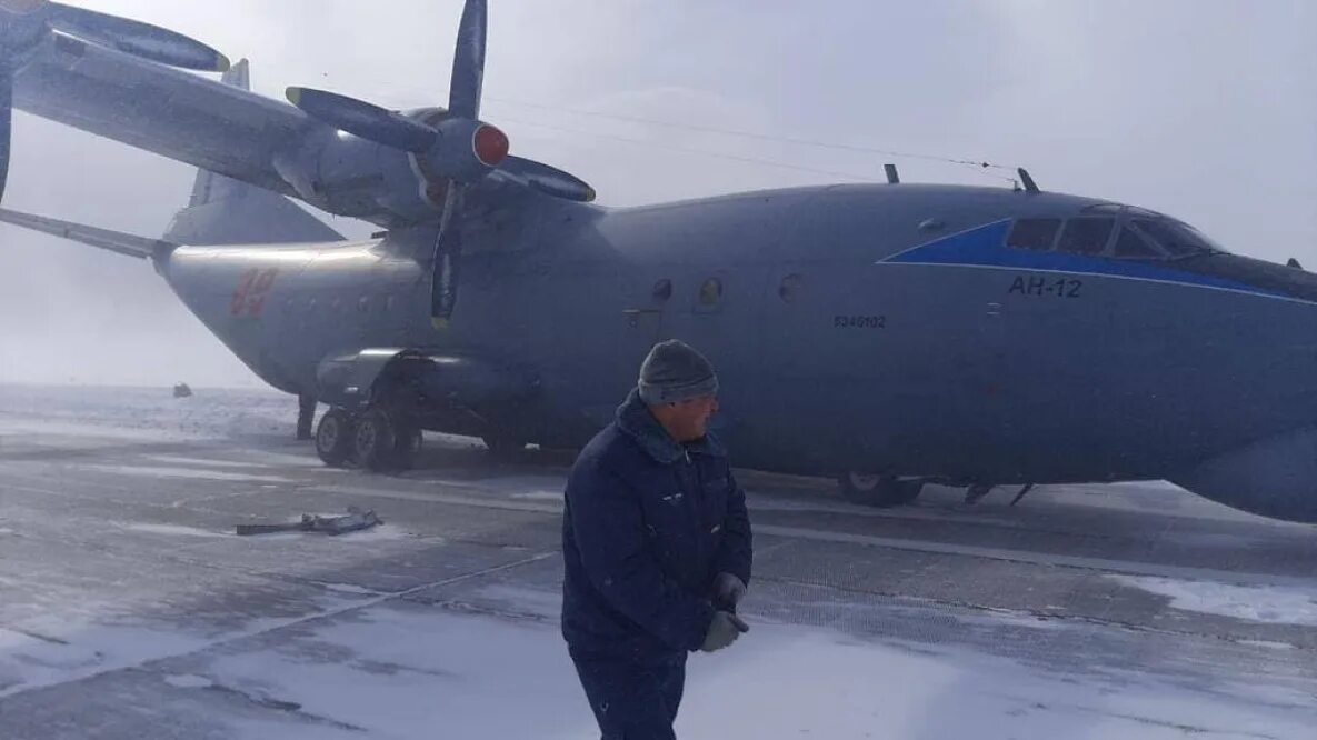 Упал военно транспортный самолет. Аэродром Буревестник на острове Итуруп. Итуруп военный аэродром. АН 12 Чкаловский. Итуруп аэродром Буревестник военный.