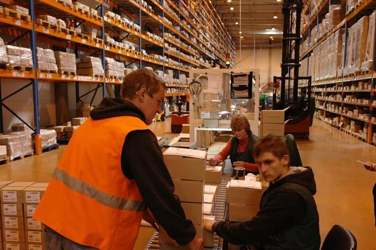 Администратор торгового зала. Подработка 60. Мерчендайзер в магазине. Подработка картинки. Упаковщики фасовщики.