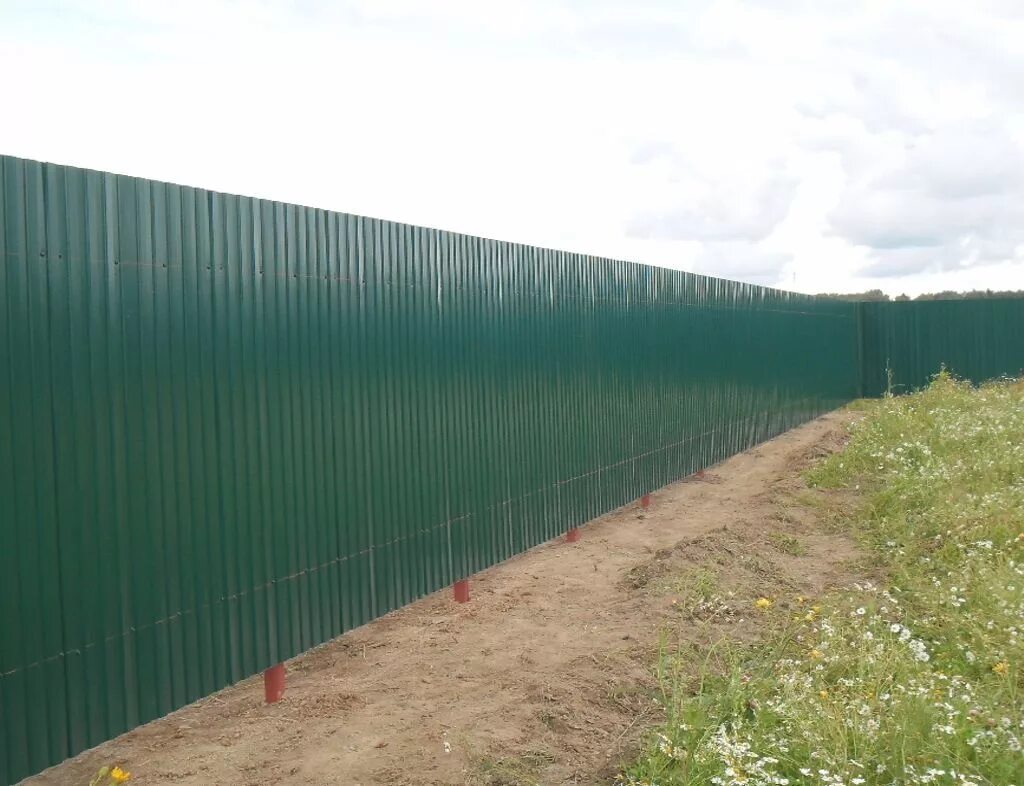 Сколько стоит сделать забор из профлиста работа. Забор 2 метра высотой. Забор профнастил 2 метра. Забор 2 метра ПРРФ лист. Забор 2.5 метра.