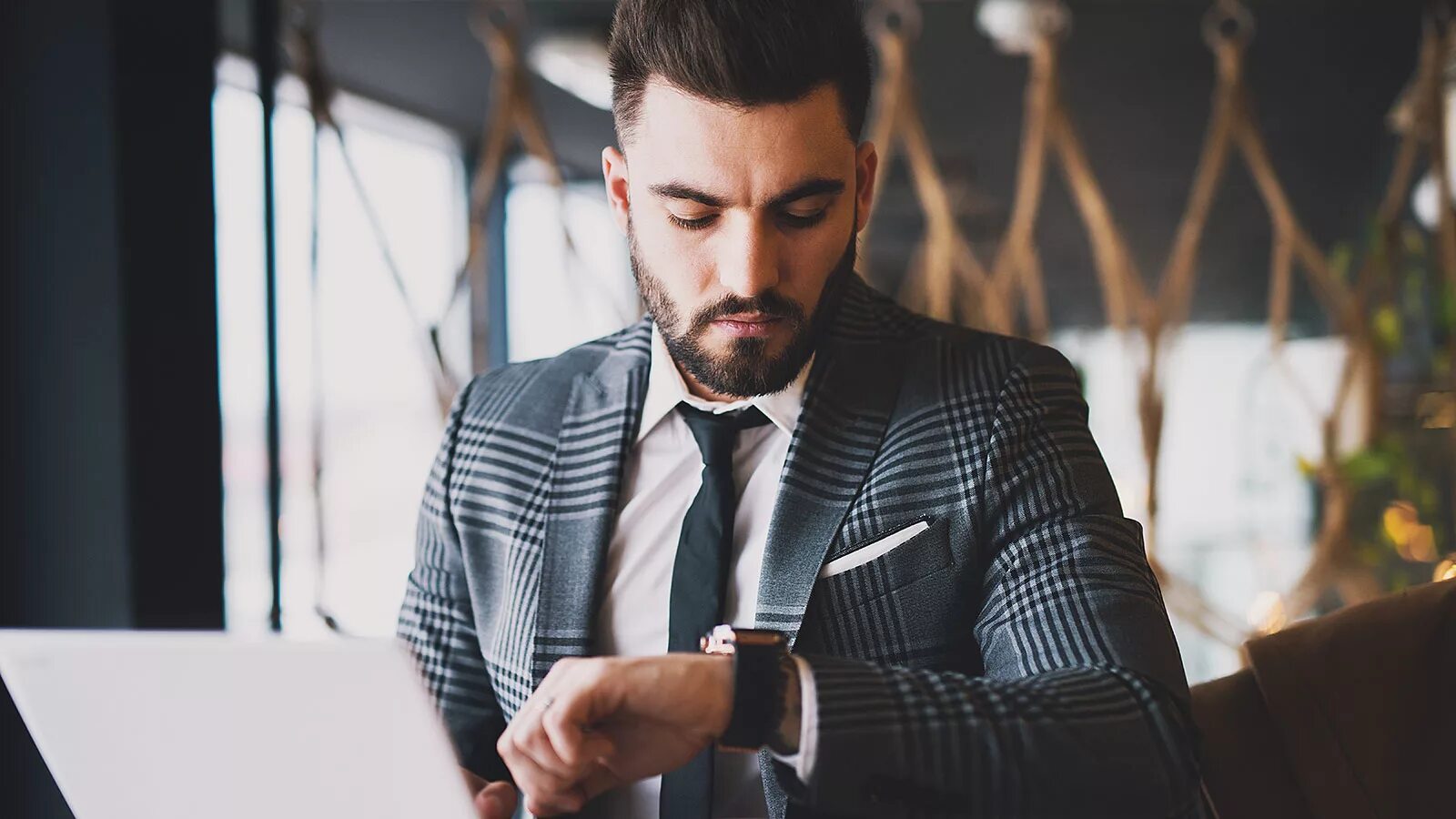 Бизнесмен. Бизнесмен за столом. Амбициозный бизнесмен. Мужчина руководитель. Мужчина бизнесмен.