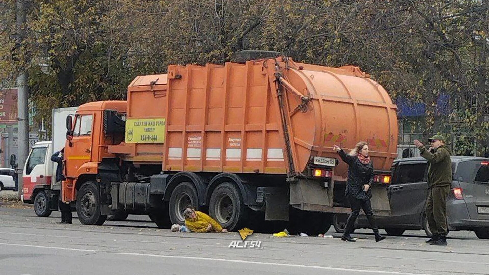 Мусоровоз задавил женщину.