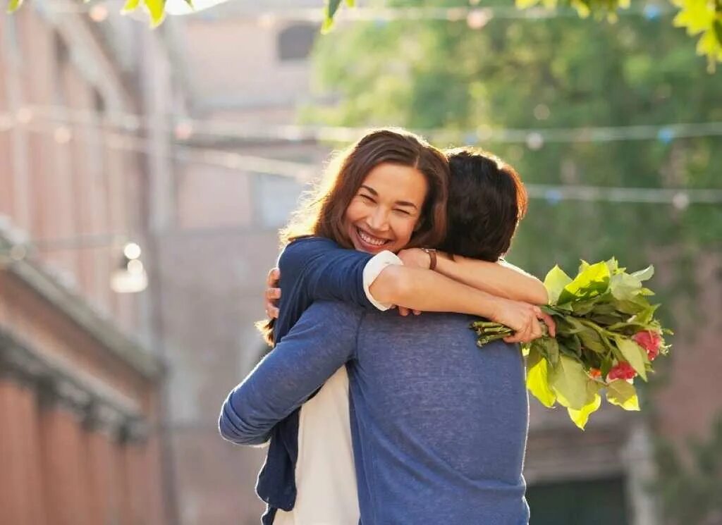 Дарит цветы. Сон бывший дарит цветы. Сон бывший дарит цветы. Жених и невеста. Мужчина целует женщину с цветами.