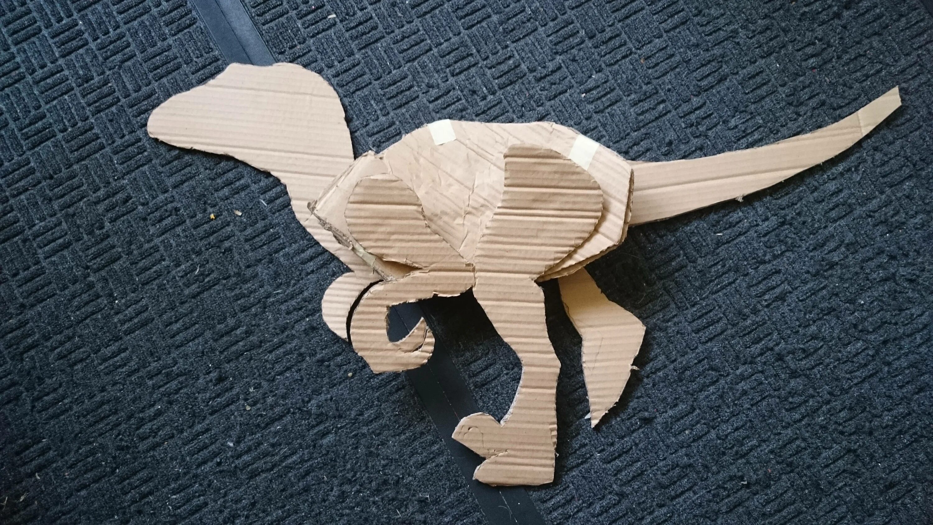 картонный динозавр.