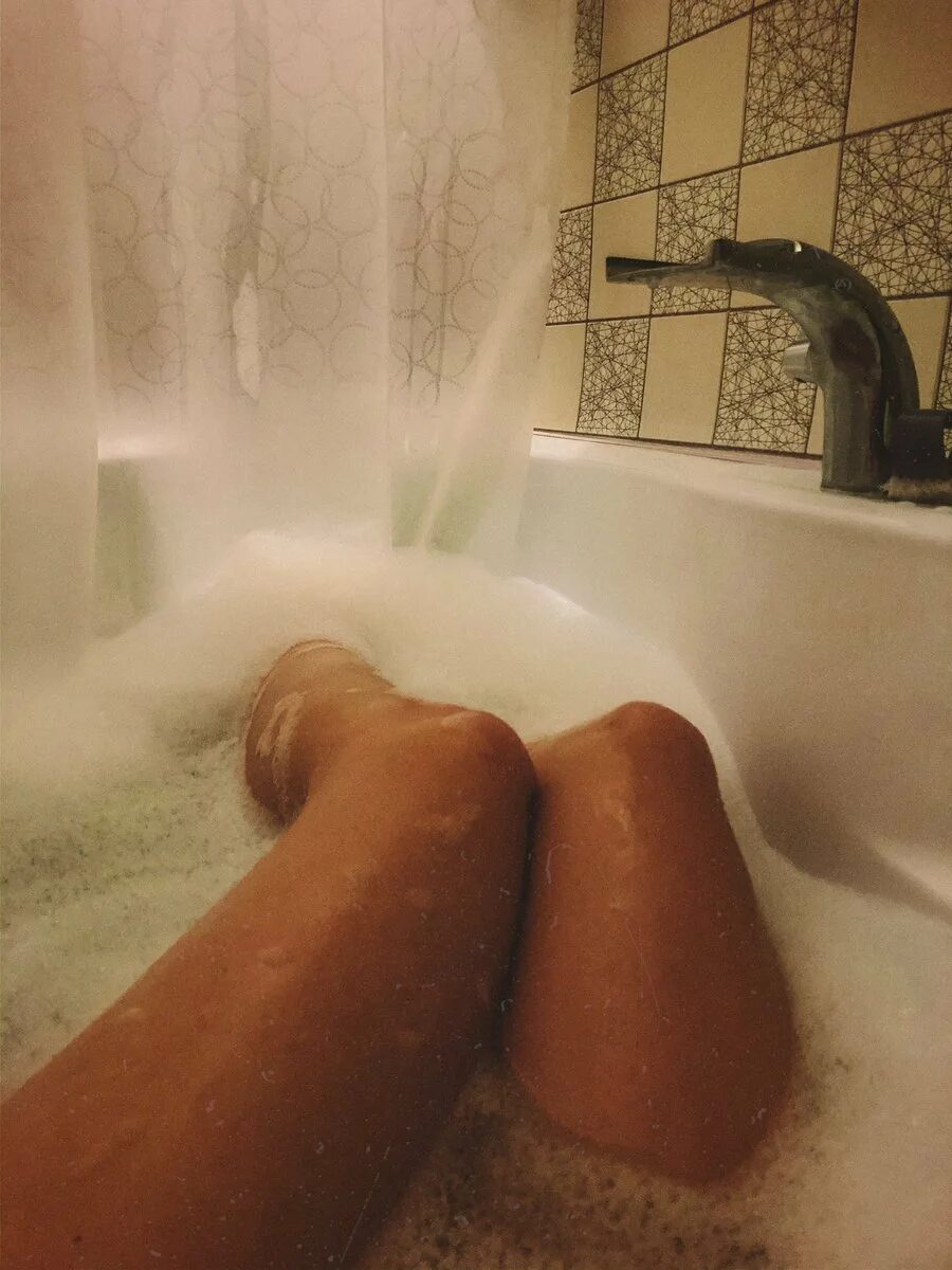 Ножки девушки в ванной. Домашние фото девушек в ванне. Женские ноги в ванной. Ножки девушки в ванной. Девушка в ванне без пены.