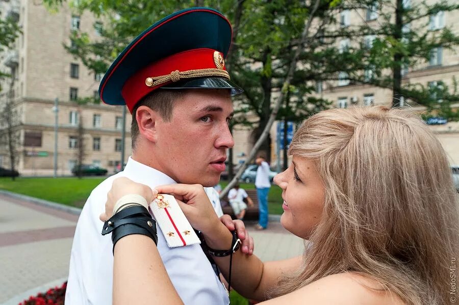 Жена военного за границей. Жена военного. Девушка офицер. Красивый офицер. Любовь офицера.