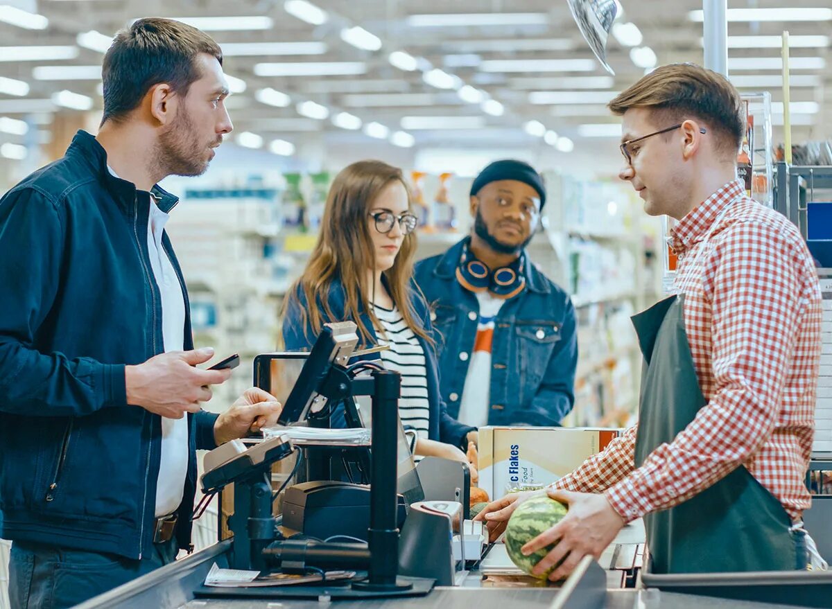 Шоппинг. Покупатель в магазине checkout. Очередь в супермаркете. Добрый покупатель.