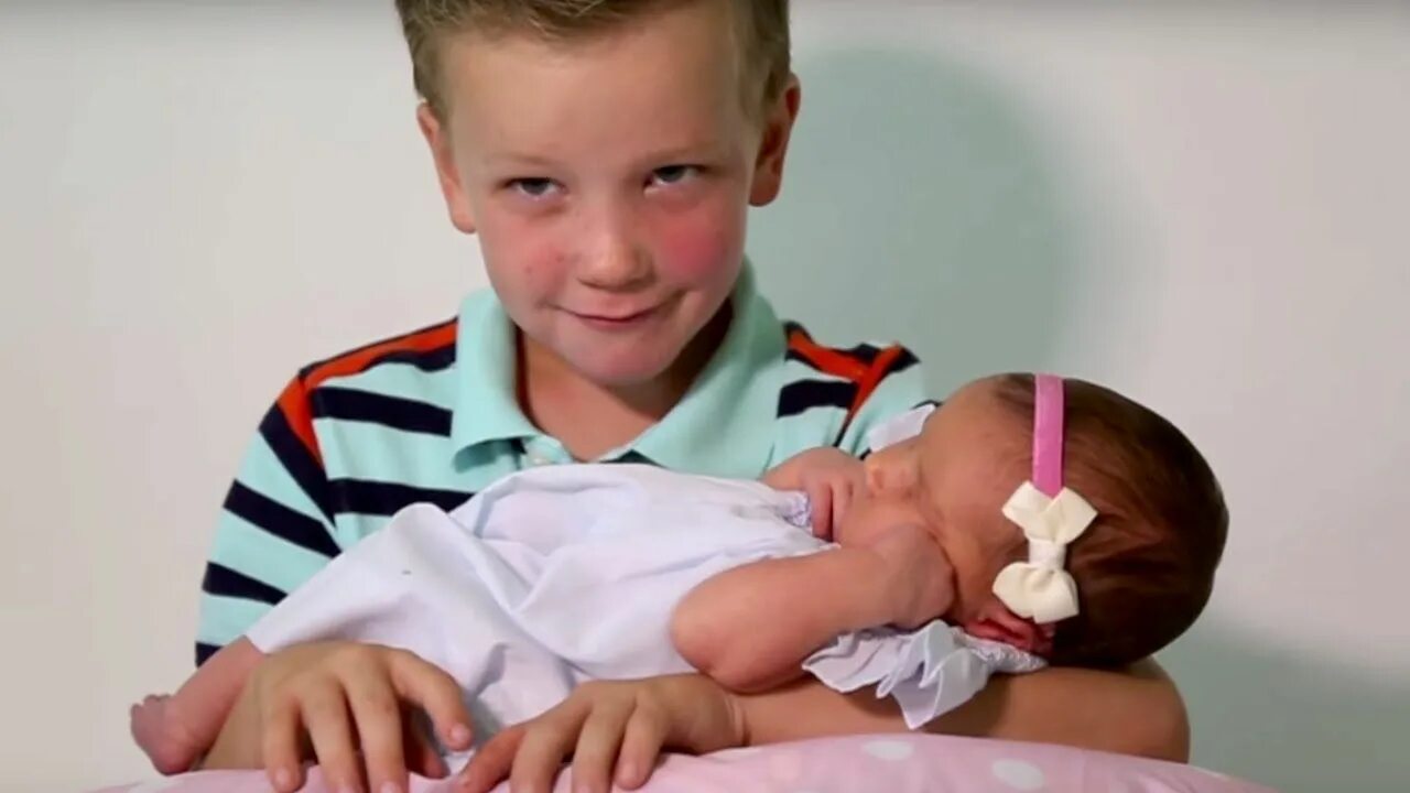 Отдает ребенка сестре. Spot's Baby sister. Сестра Baby Nekit. Brothers and big sisters meet Newborn Baby for the first time. Baby sister is