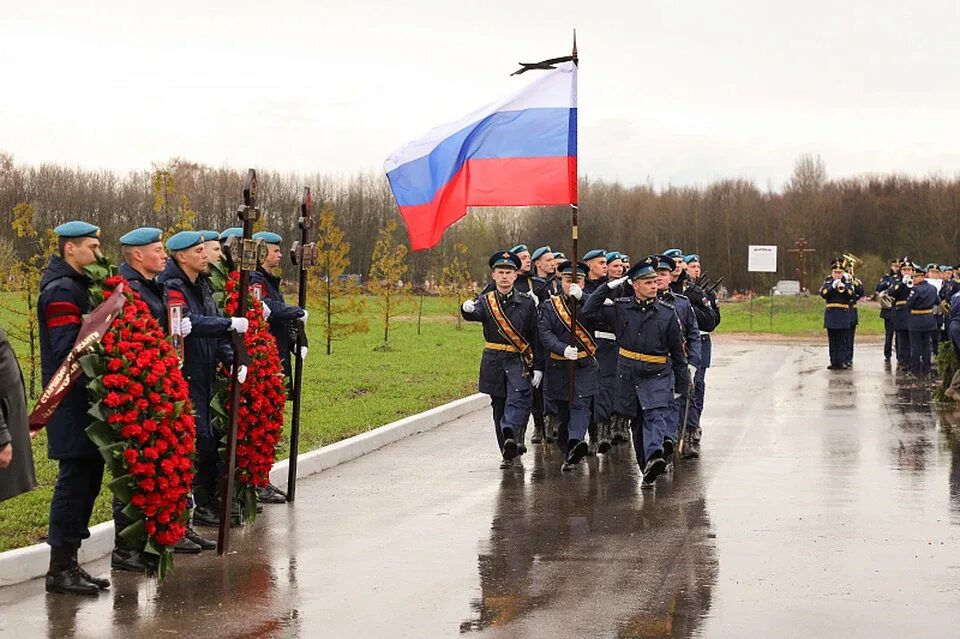 Военное кладбище в Туле. Прощание с погибшим солдатом. В Туле простились с десантниками. Похороны военнослужащего.