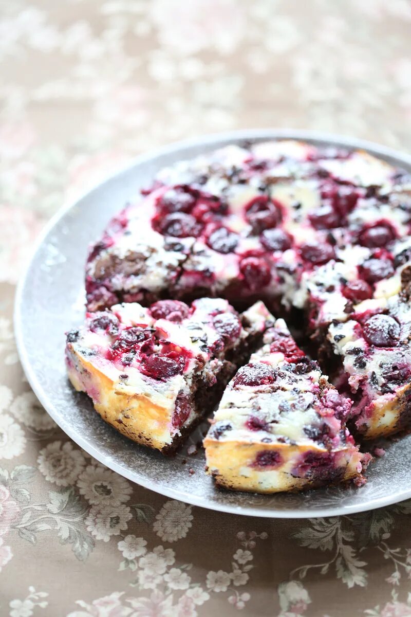 творожная запеканка с ягодами. творог с вишней рецепт. творожный пирог с вишней. творожный пирог с вишней. вишневый брауни.