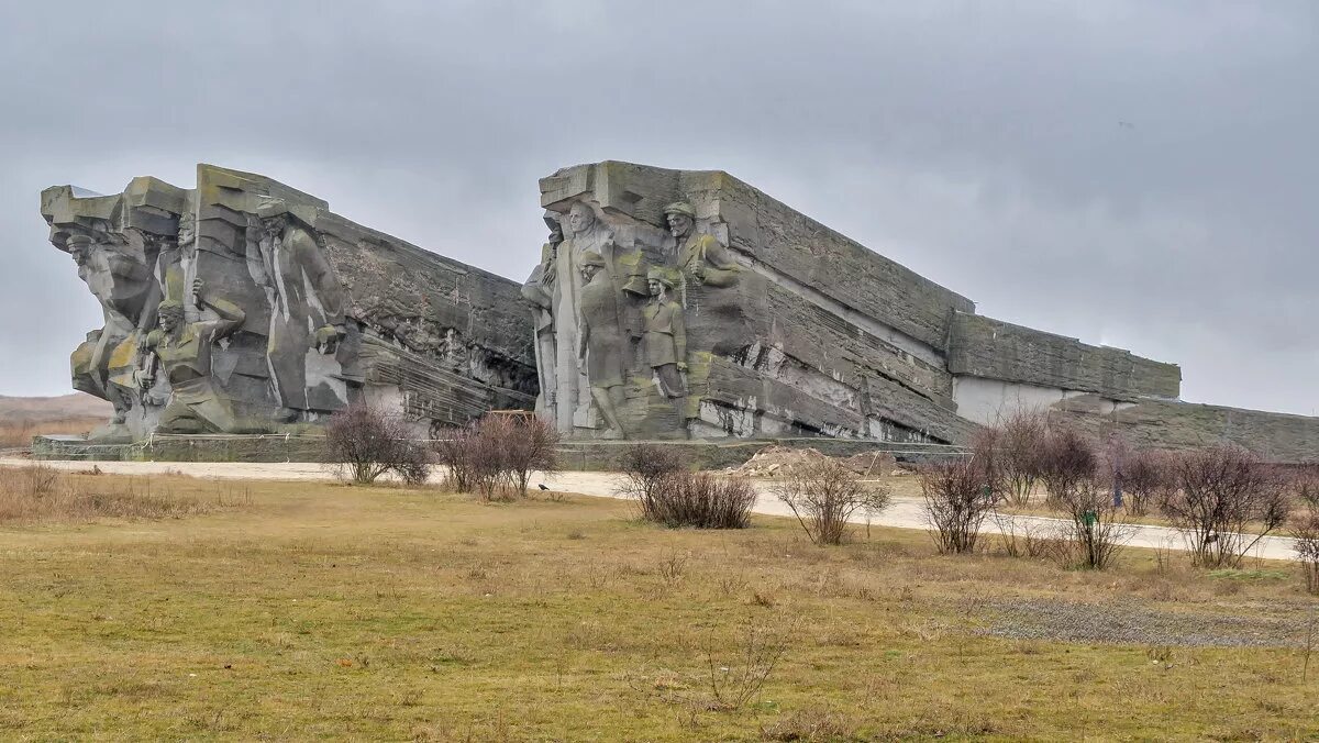 В аджимушкайских каменоломнях крыма. Керчь Аджимушкайские Каменоломни. Керчь Каменоломни Аджимушкая. Аджимушкай Крым. Мемориал Аджимушкайские Каменоломни.