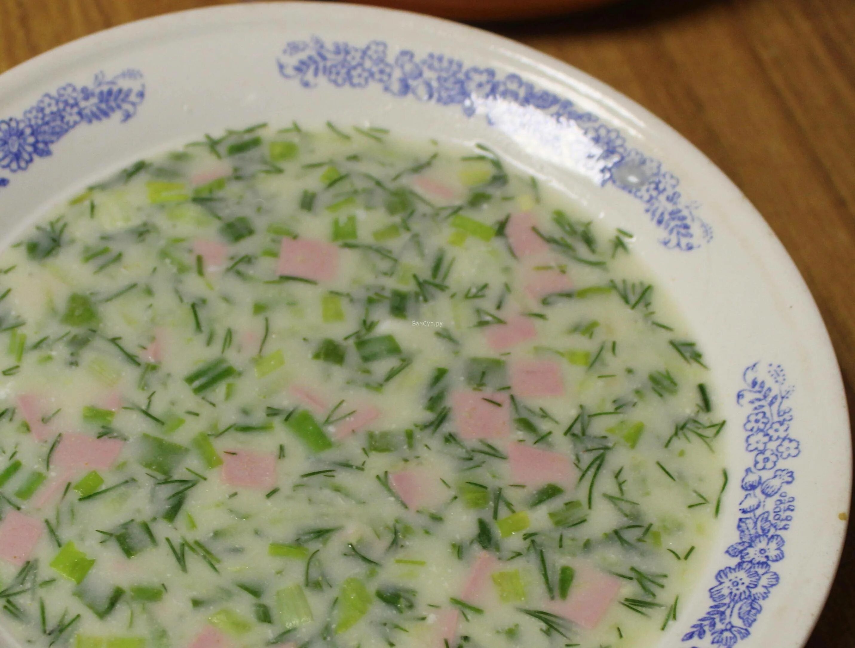 Рецепт окрошки классической с колбасой на сметане. Окрошка. окрошка на кефире с колбасой. окрошка на кефире. окрошка классическая.