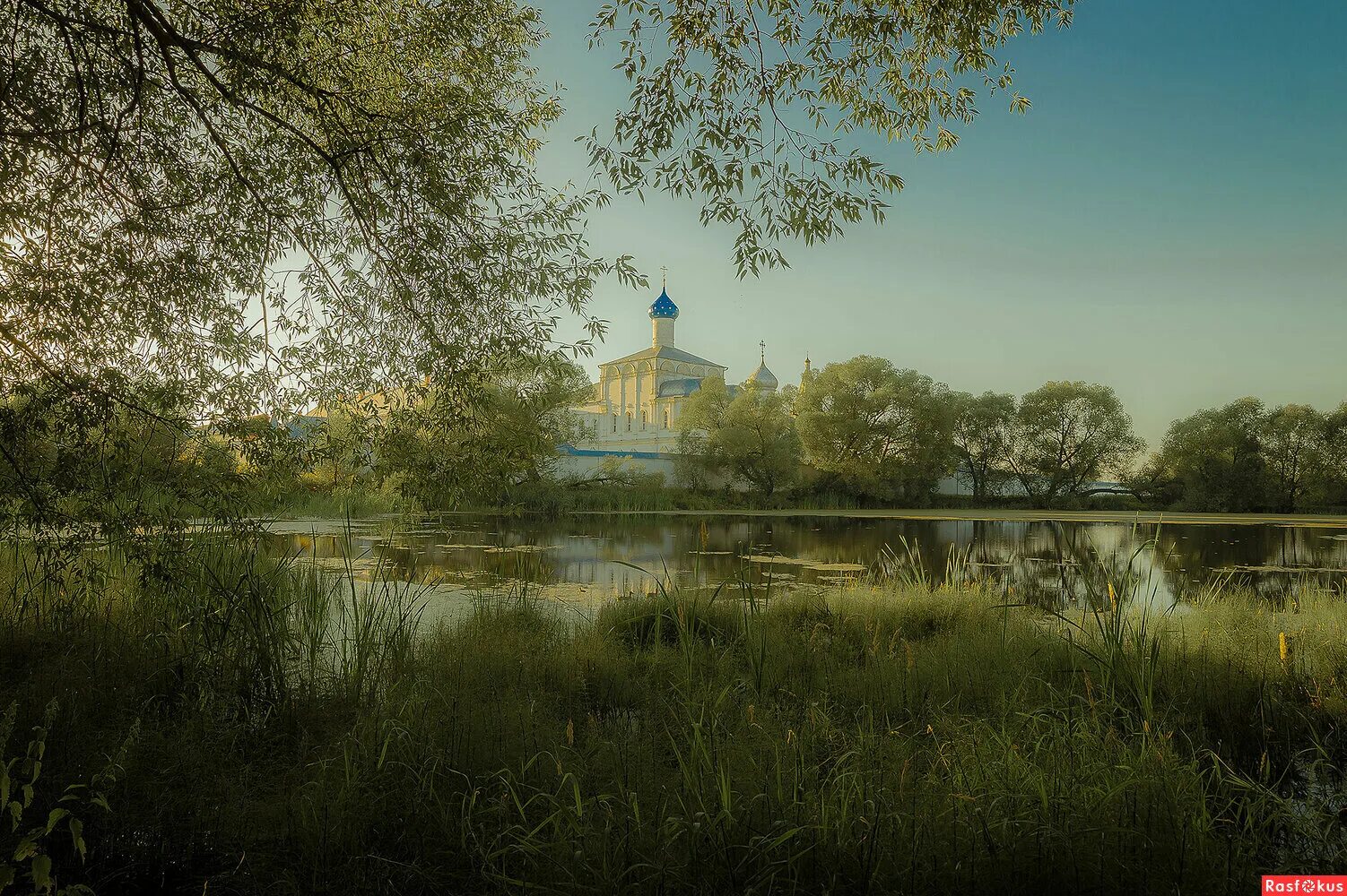 Видит окрестности. Переславль-Залесский. Переславль-Залесский пейзажи. Попов луг Переславль-Залесский. Храм на озере Переславль Залесский.