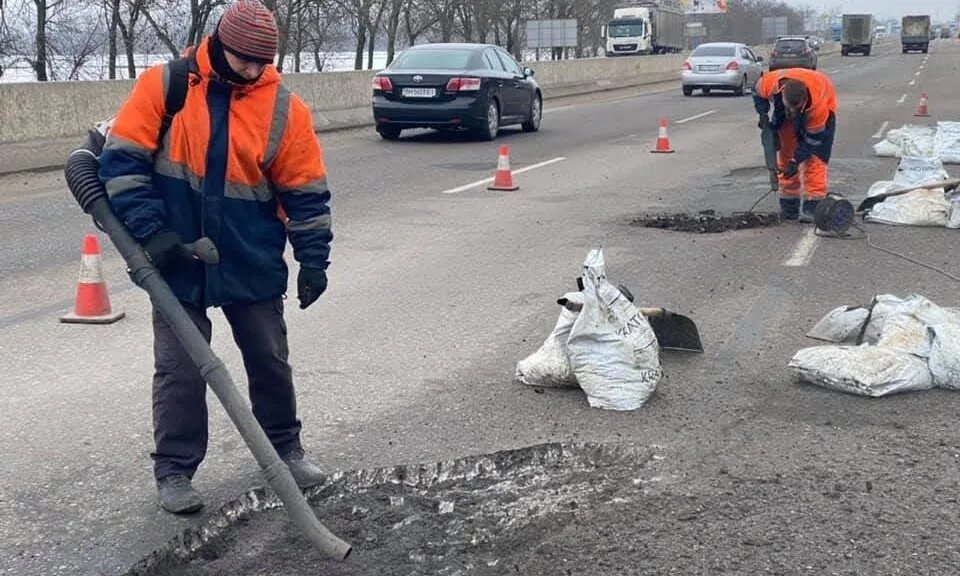 Выполнен ремонт дороги. Латание дороги. Одежда дорожника разорванная. Латание асфальта. Дорожники девчонки фото.