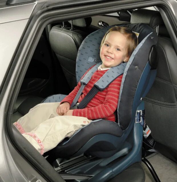 детское кресло в машину. Recaro tian elite. детское автокресло возраст. ребенок лицом вперед в автокресле. автокресло в машине.