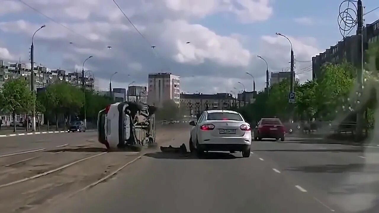 Дтп с видеорегистраторов. Жёсткие аварии с видеорегистраторов. Аварии видео с видеорегистраторов 2023. Видеоролик дтп. Видеоролик дтп.