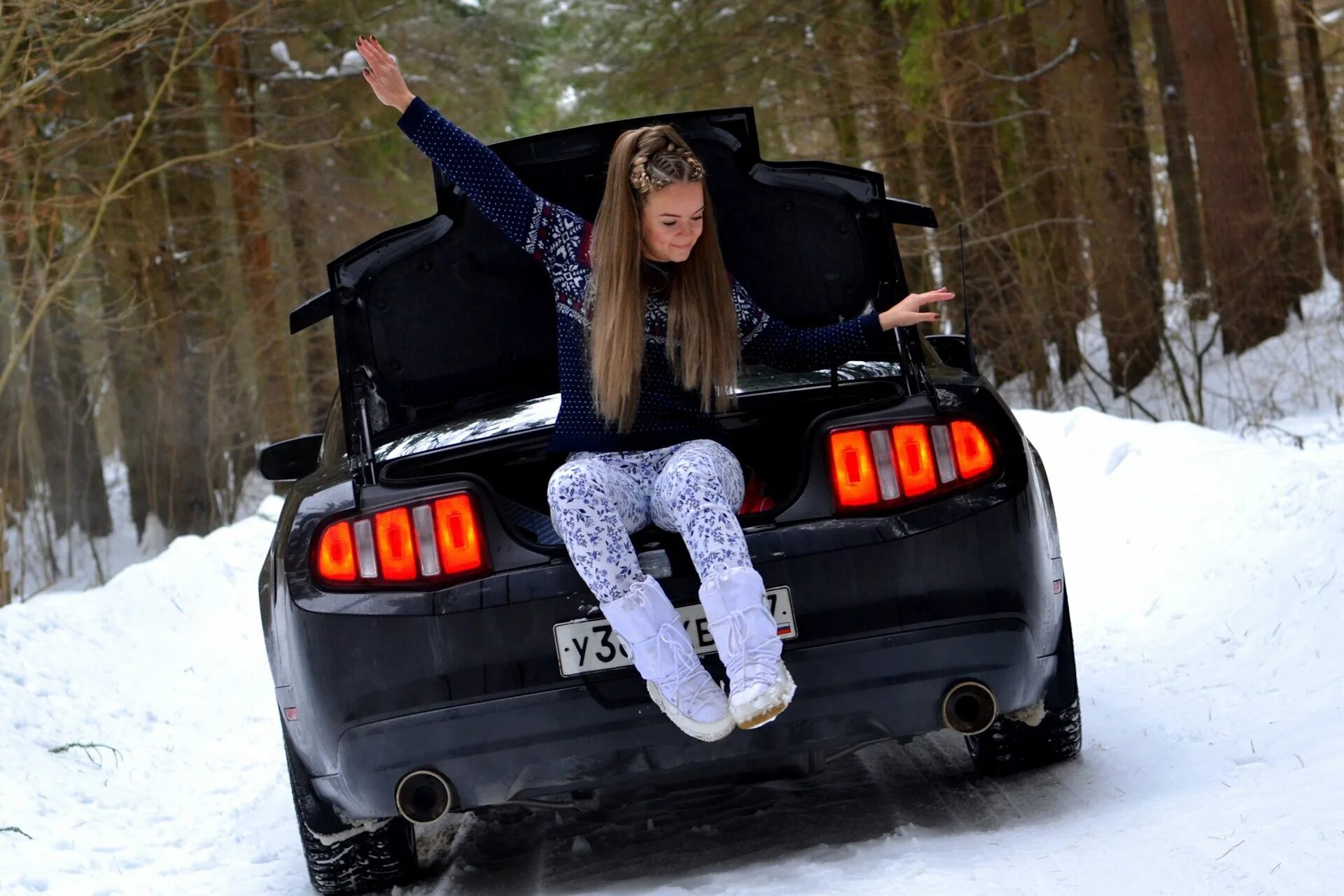 Песня девушки про машину. Форд Мустанг зима. Форд Мустанг зимой. Зимняя фотосессия с машиной. Зимний фотосет с машиной.