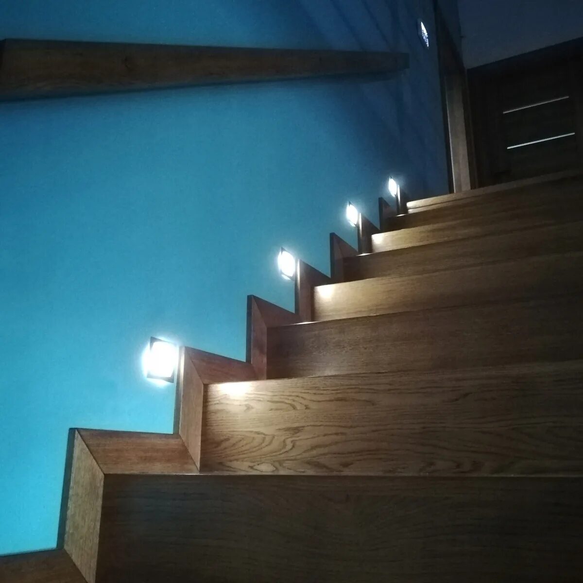 Подсветка лестницы в частном. M5450b7 подсветка лестницы. M5450 подсветка лестницы. Stairslight автоматическая подсветка лестниц. Светильник на для освещения лестницы.