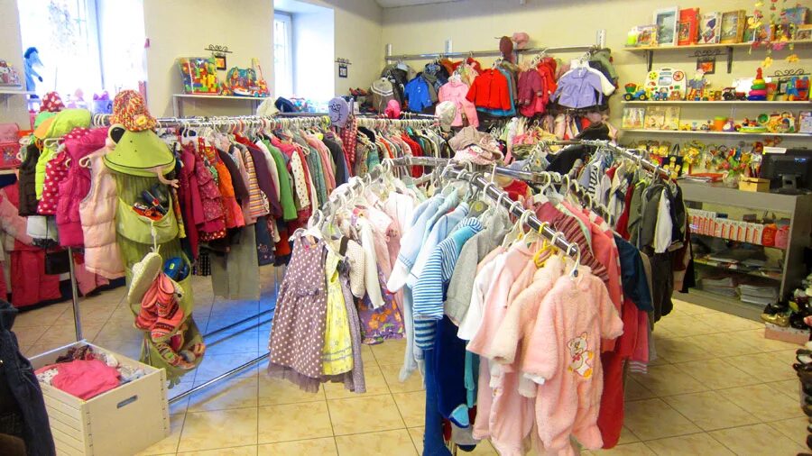 Комиссионный магазин детской одежды. Комиссионка детских вещей. Детский комиссионный магазин. Детский магазин одежды комиссионный.