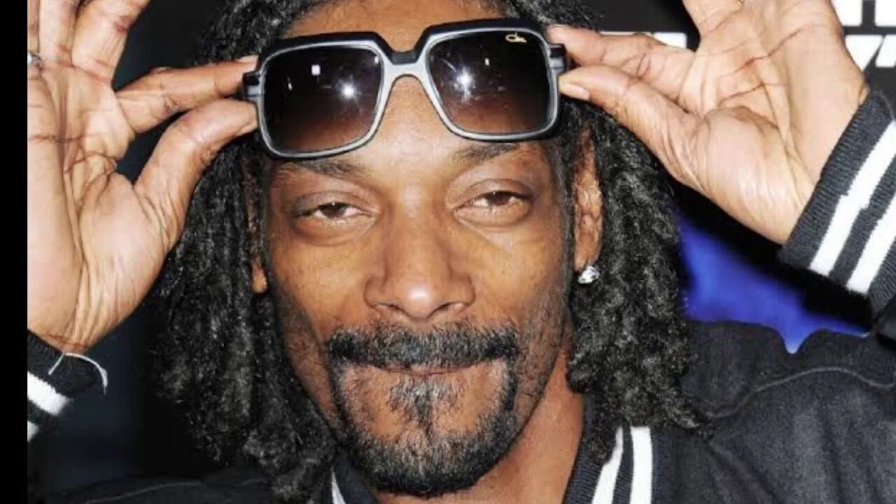 Снуп дог в костюме. Snoop dogg синий. Снуп дог понесет олимпийский. Снуп дог сейчас. Снуп дог в костюме.
