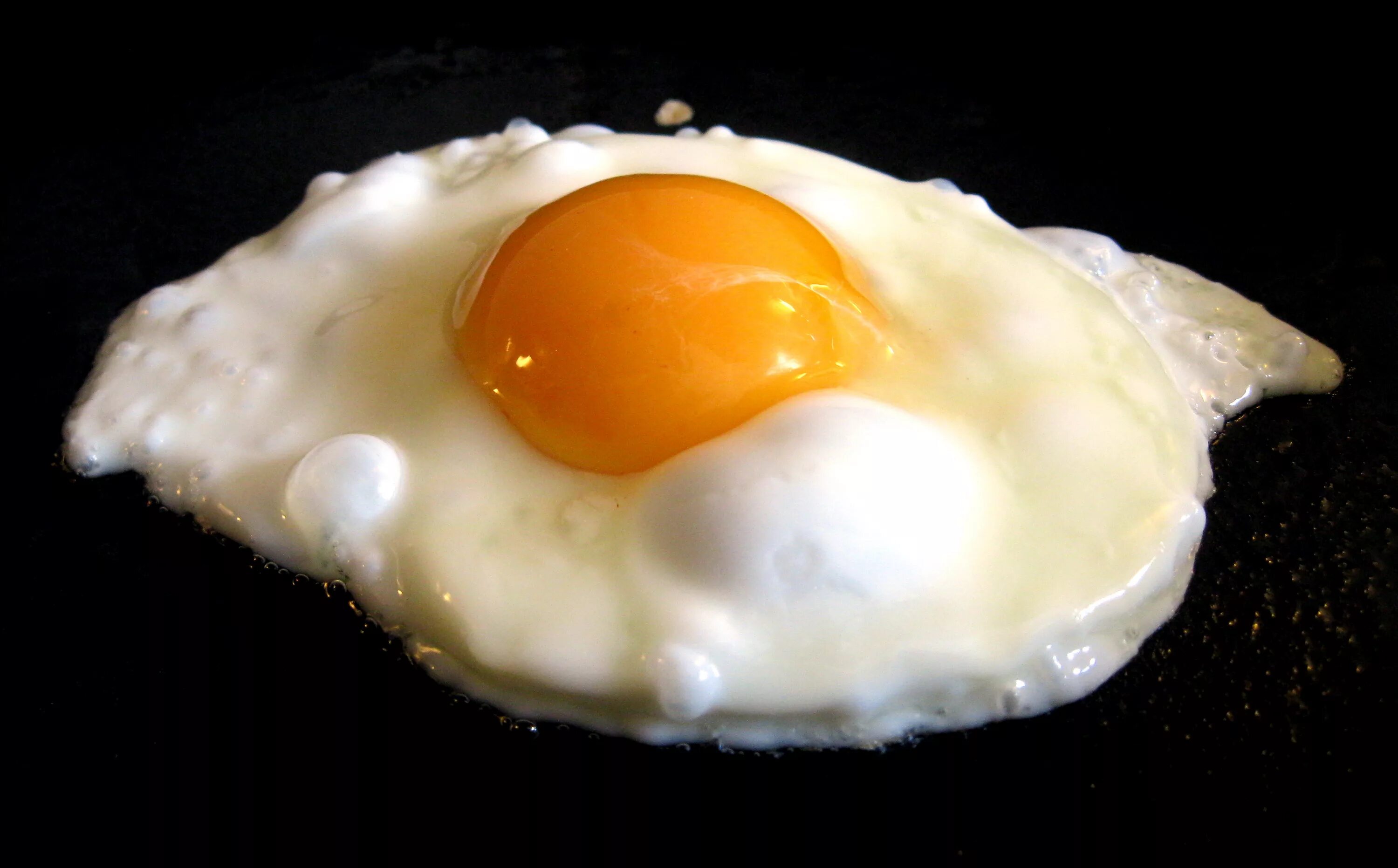 Яйцо обжаренное с двух. Яичница. Яичница глазунья. Жареные яйца. Глазунья 1 яйцо.