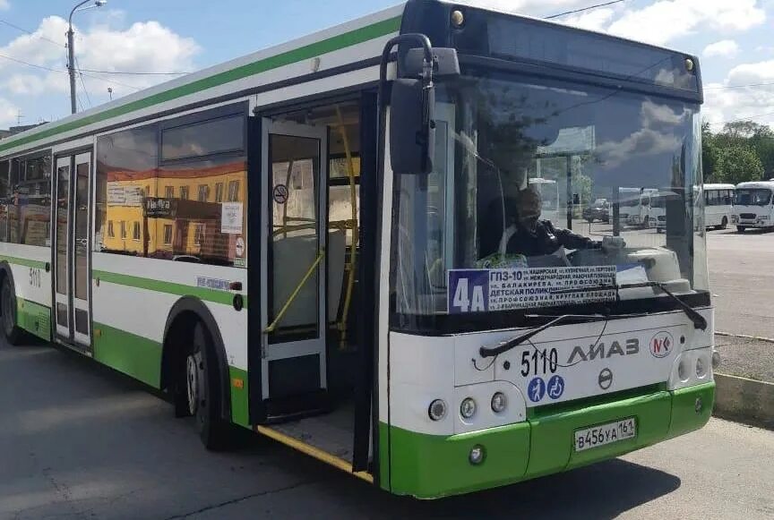 В ростове появился новый. Какие новые автобусы появятся в Ростове на Дону. Автобус открывает двери. В Ростове появятся 25 новых автобусов с кондиционерами. Новые автобусы в Ростове на Дону 2022 год.