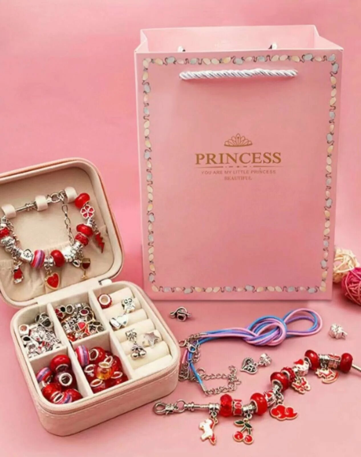 Плетём браслеты с diy jewelry making kits. Набор браслетов в подарок. Шарм девочка. Набор шармов для девочки. Набор для делания украшения для браслетов.