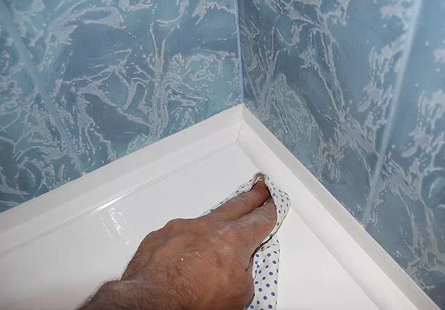 Плинтус для ванной. Стык между ванной и плиткой герметиком. Герметизация ванны. Уголок между ванной и стеной. Плинтус ванна герметик