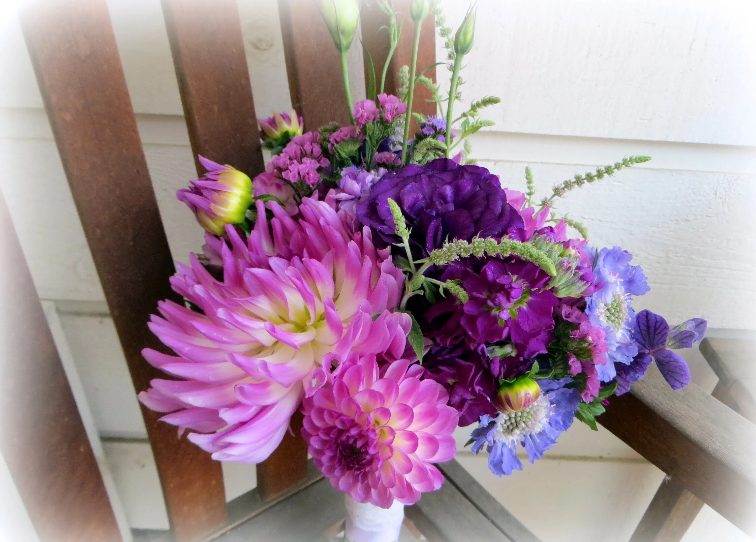 Букеты цветов георгины. Георгины букет. Нежный букет георгины далия. Букеты георгины и хризантемы. Букеты цветов георгины.