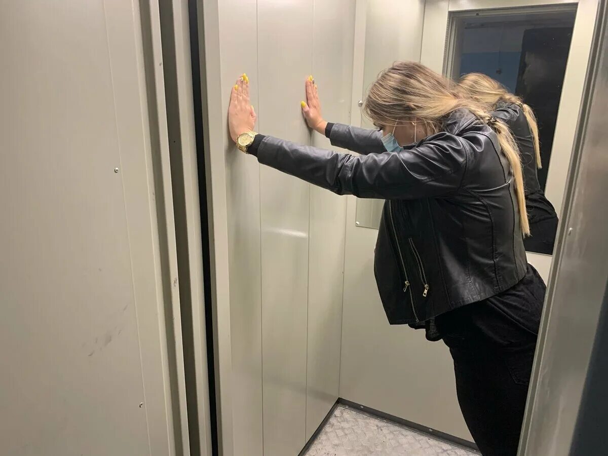 Девушка в лифте. Фотосессия в лифте. Лифт застрял. Селфи в лифте.