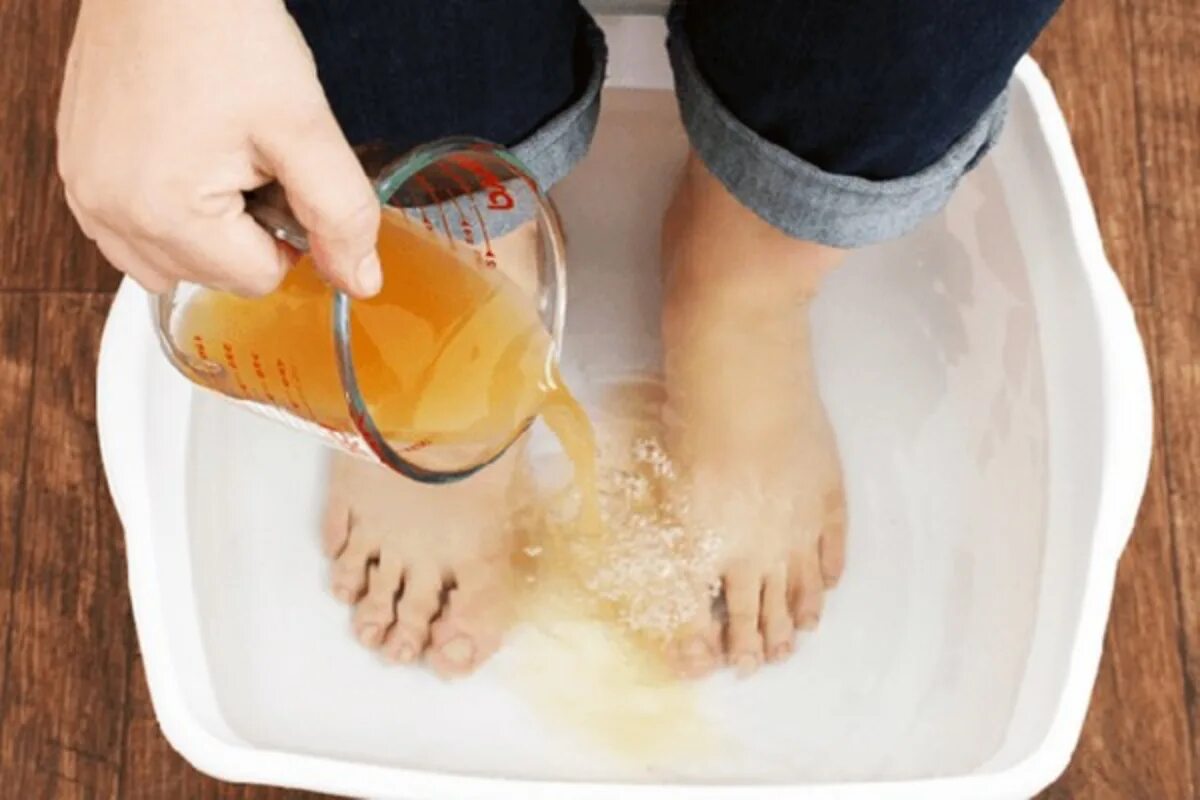 Холодные ванночки. Ноги в тазике с травами. Ванночка для компрессов ног. Ванна для ног.