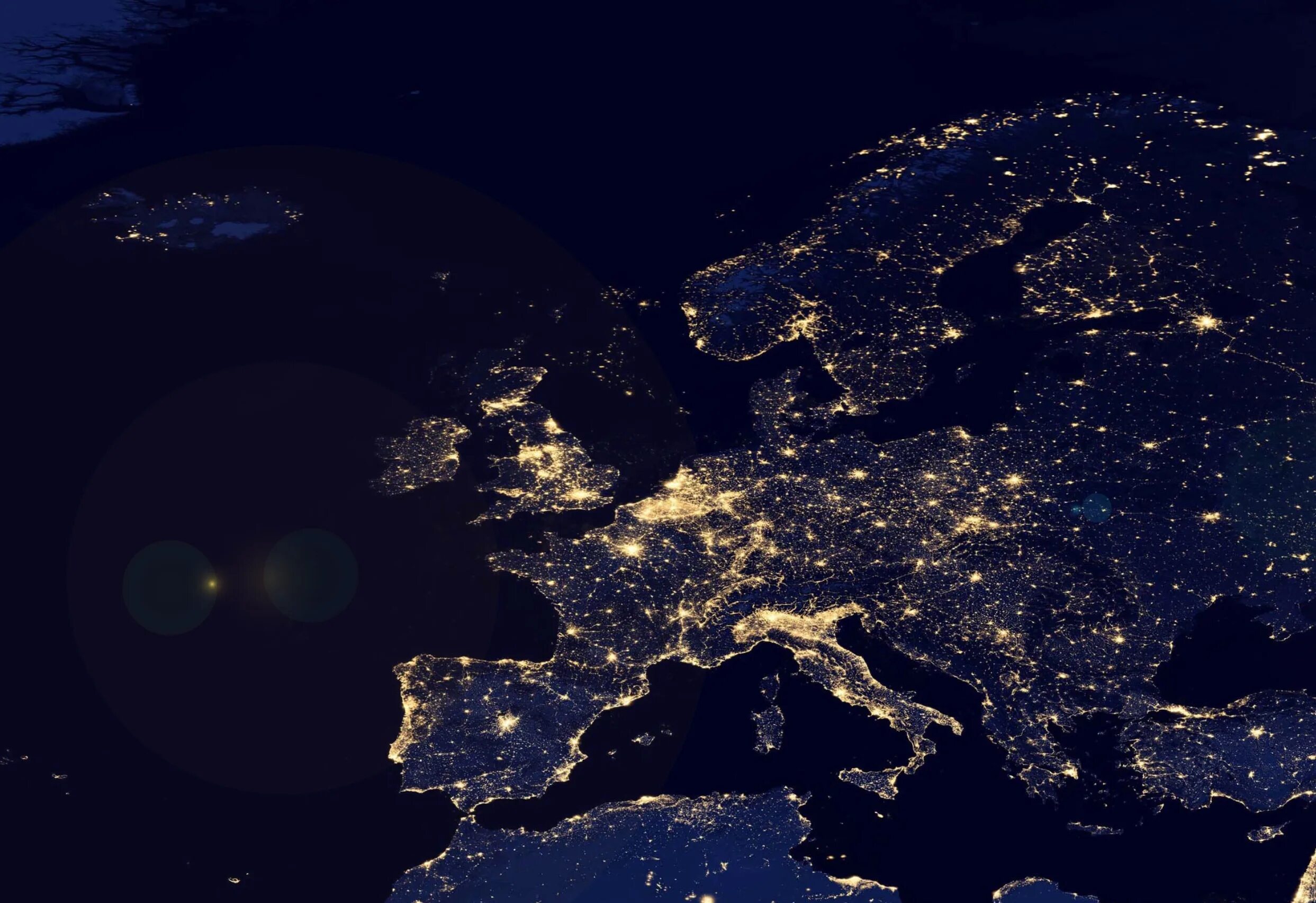 Окр мир ночью. Ночная Европа из космоса. Европа ночью. Вид ночной земли из космоса. Ночь на земле.