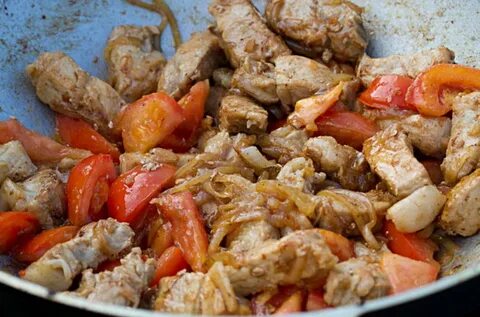 Как пожарить мясо с луком и морковью