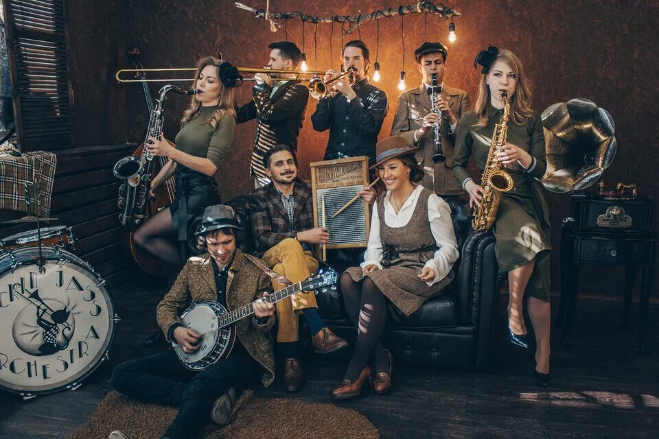 Dj винил. музыканты коллаж. девушка с музыкальным инструментом. вечеринкк в стиле джас и блю. техно диджей.