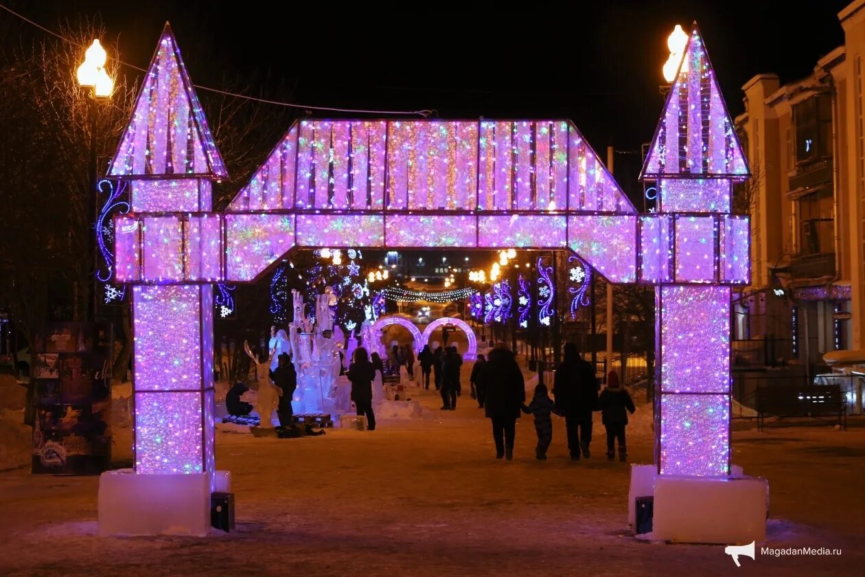 Во сколько в магадане новый год. Магадан наряженная елочка на улице. палатка магаданской новый год 2025. магадан предновогодний декабрь 2025г.. новогодний магадан 2025 фото.