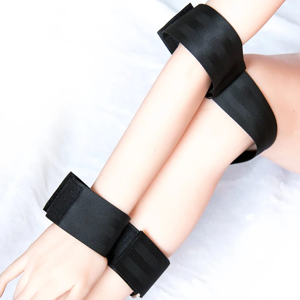 ремни на ногах девушки. шибари ноги. бандаж для фиксации ног бдсм. кожаные наручники для рук и ног. бондаж ног рук.