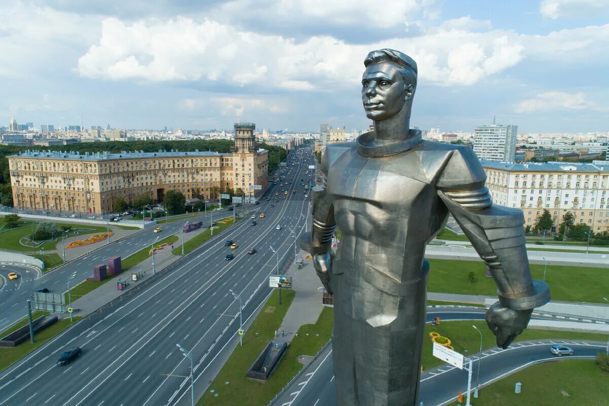 Гагарин памятник на Ленинском проспекте. Памятник Гагарину Москва Ленинский проспект. Памятник Юрию Гагарину (42,5 м).