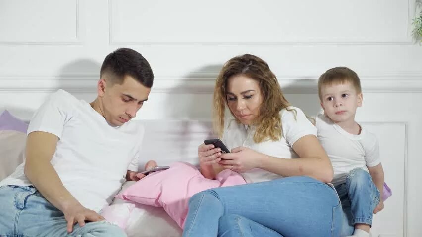 Дети требуют внимания. Расставание с родителями. Родители в телефоне. Ребенок просит внимание. Ребенок просит.