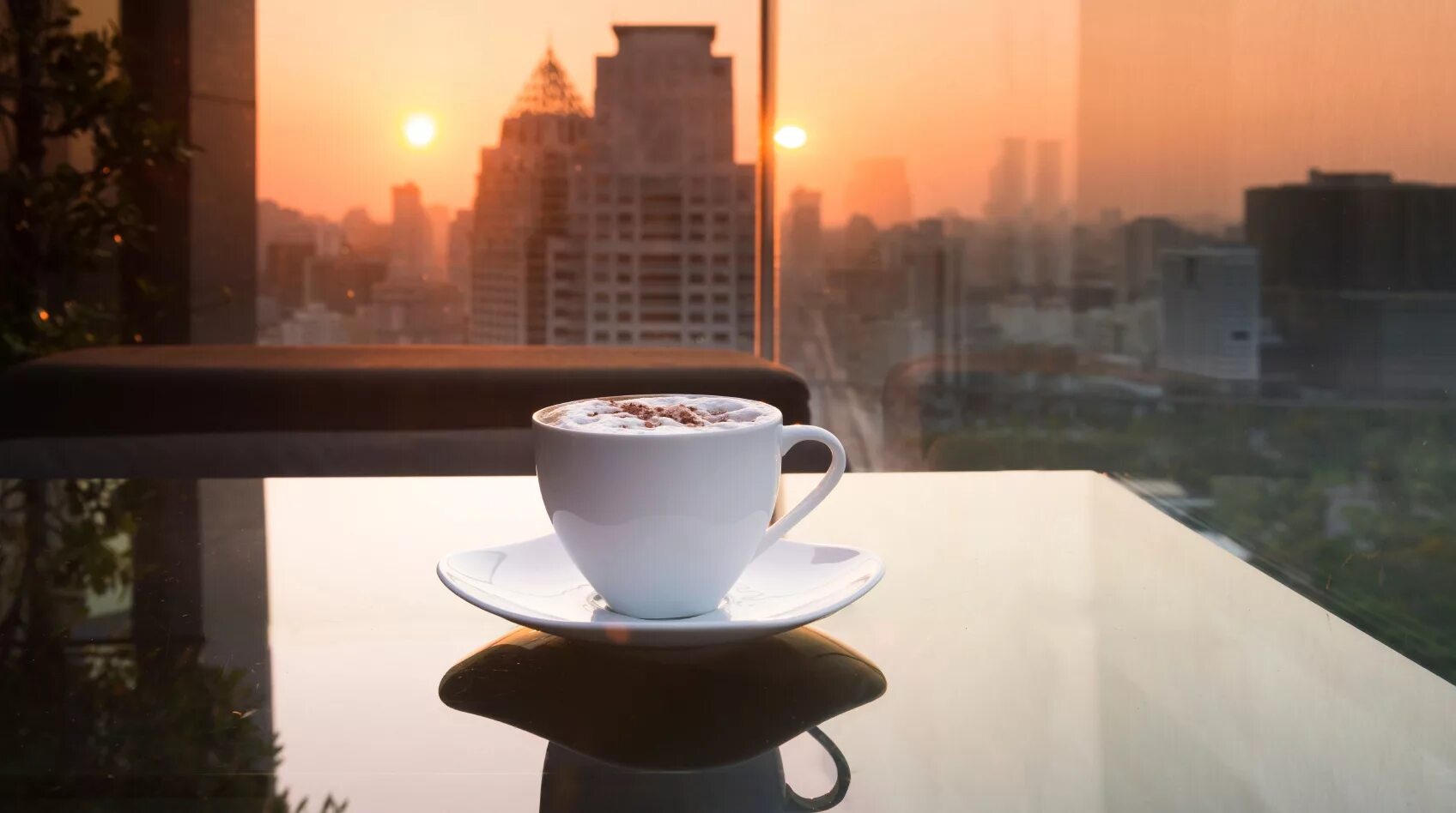 Утро поверх. Чашка под флэт уайт. Чай "для вдохновения". Утро поверх. Кофе с видом на город.