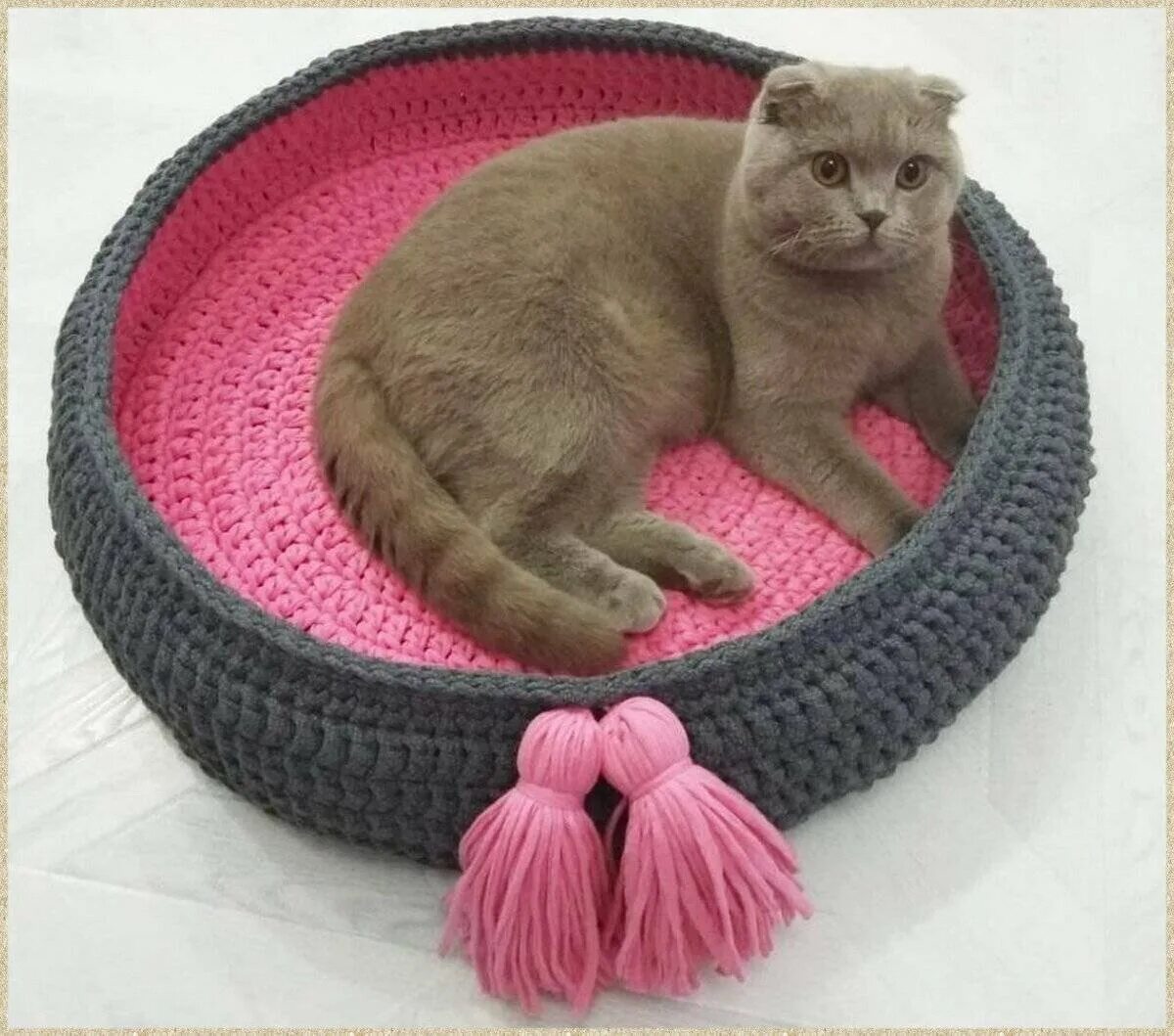 Вязаные лежанки и домики для кошек. Лежанка для кота из пряжи бисквит. Вязаные лежанки для собак. Лежанка для кошки крючком. Лежанка для кошки крючком из трикотажной пряжи.