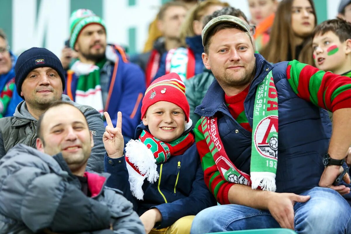 Young fan. Молодые болельщики. Дети болельщики. Родители болельщики. Подростки болельщики.