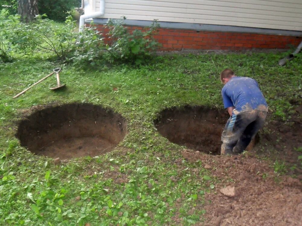 копка колодца вручную глубина. выкопать септик. копка колодцев. яма под септик. яма для туалета на даче.